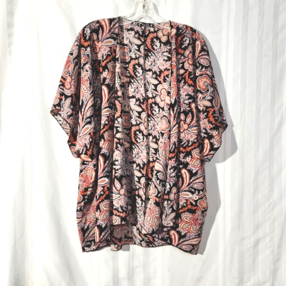 TRY THIS KIMONO MULTICOLOR FLORAL PRINT SIZE 👀 SEE PICTURES FOR MEASUREMENT